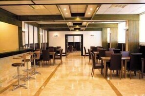 2 间餐厅，供应早餐、午餐和晚餐，国际美食