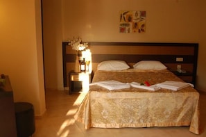 Habitación estándar doble | Ropa de cama de alta calidad, minibar, caja fuerte y escritorio