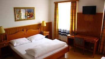 Camas con pillow-top, escritorio y tabla de planchar con plancha