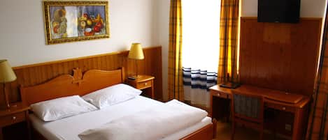 Lit avec matelas Ă plateau-coussin, bureau, fer et planche Ă repasser