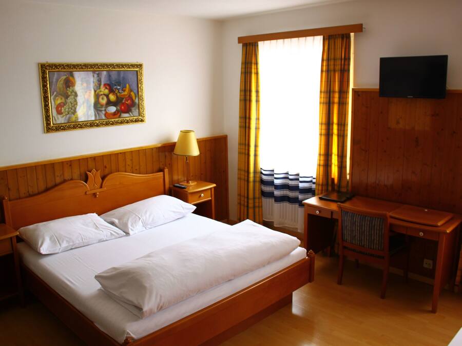 Senger med overmadrass, skrivebord og strykejern/-brett