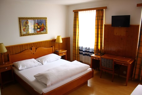 Camas con pillow-top, escritorio y tabla de planchar con plancha