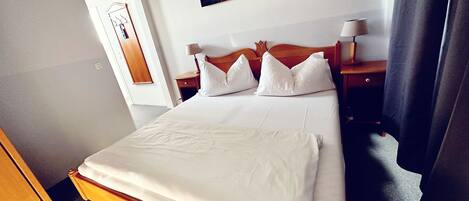 Basic Double Room | Pillowtop beds, desk, iron/ironing board, free WiFi