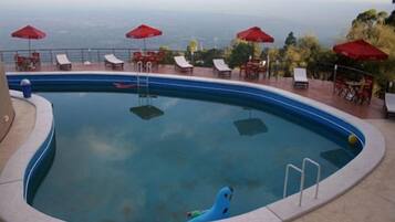 Una piscina al aire libre de temporada