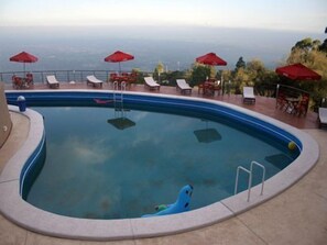 Una piscina al aire libre de temporada