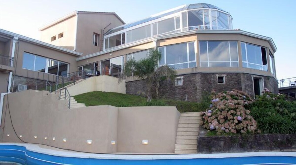 Una piscina al aire libre de temporada