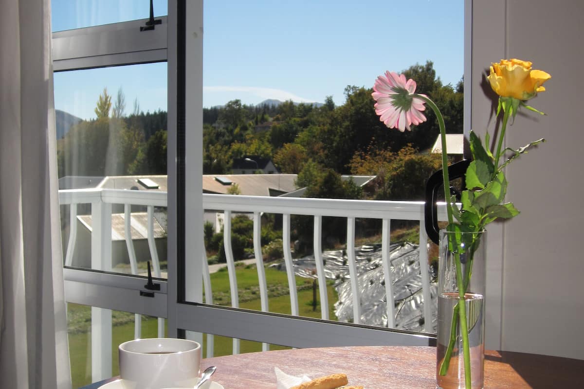 deluxe studio, garden view, mountainside | iron/ironing board, free wifi, bed sheets