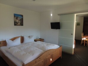 Chambre familiale (For 5 People) | Literie de qualité, couette en duvet, bureau, rideaux d’obscurcissement