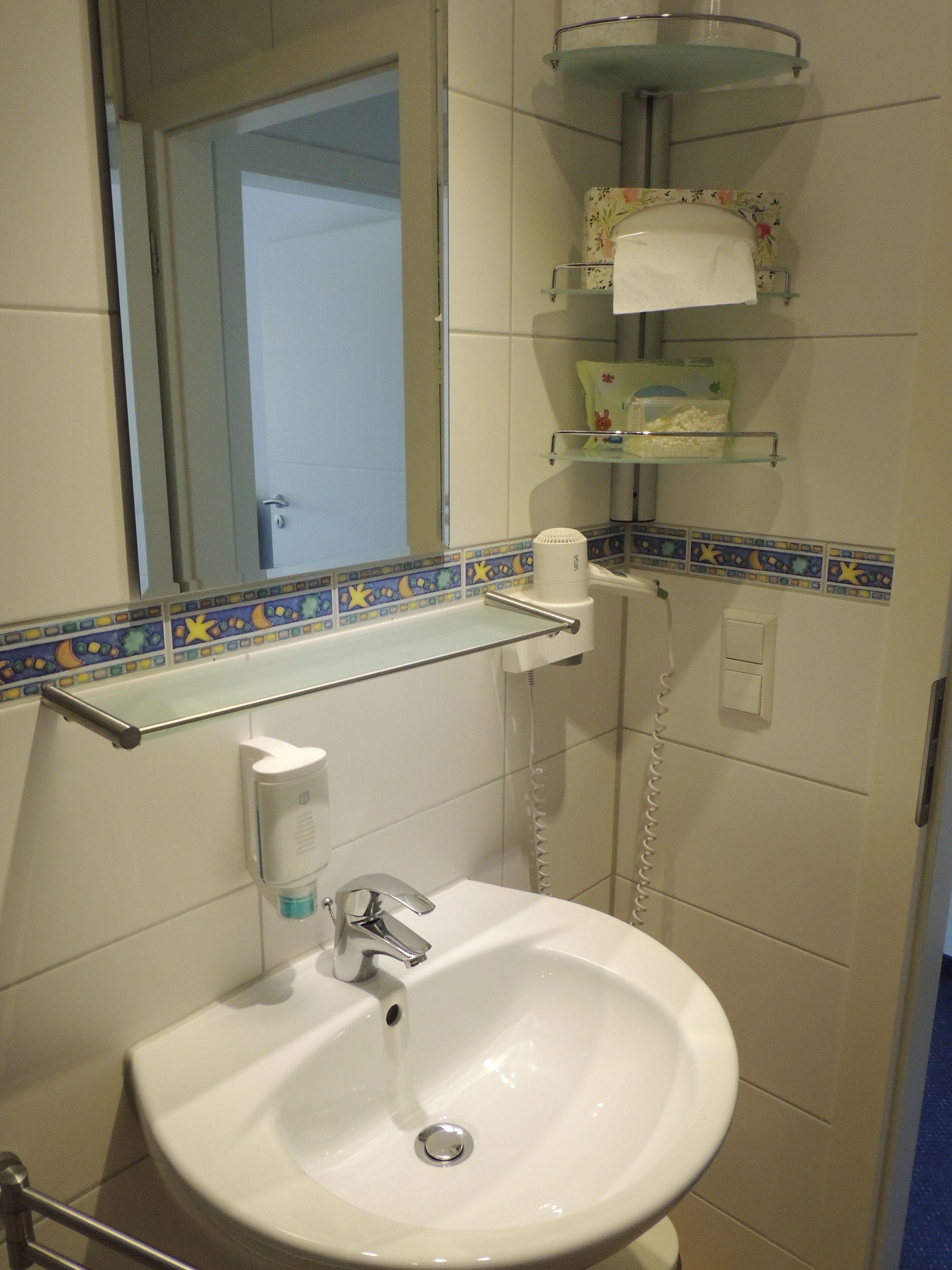 family room, 2 bedrooms (for 6 people) | bathroom sink