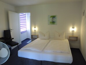Kamar Keluarga (For 5 People) | Seprai premium, selimut bulu angsa, meja kerja, dan tirai kedap cahaya
