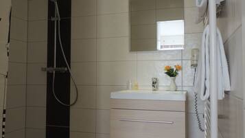 Douche, articles de toilette gratuits, sĂšche-cheveux, peignoirs