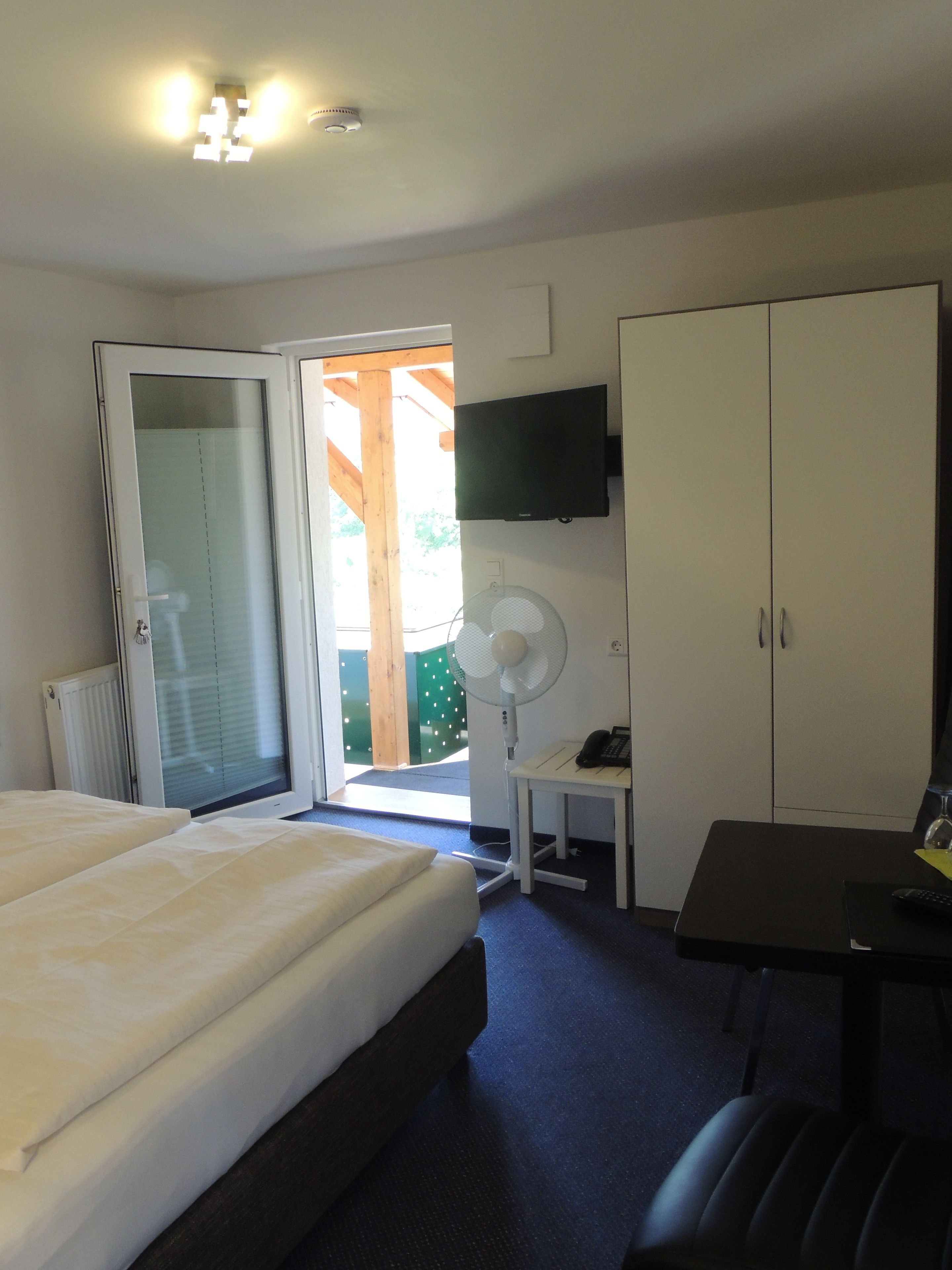 family room (for 5 people) | premium bedding, down duvets, desk, blackout curtains