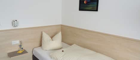 Single Room | Peralatan tempat tidur premium, gebar bulu kapas, meja