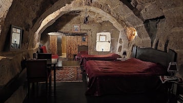 Cassaforte in camera, una scrivania, insonorizzazione