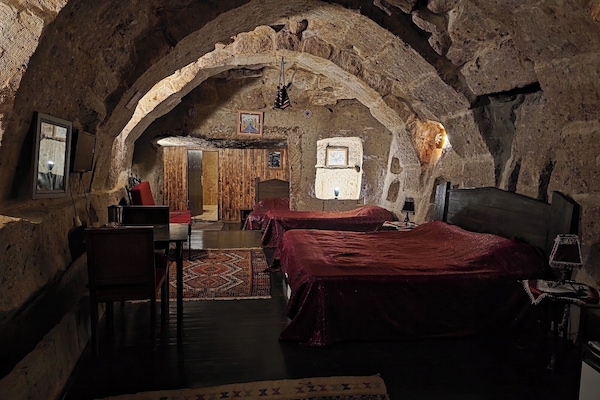 Brankas, meja kerja, kedap suara, dan setrika/meja setrika