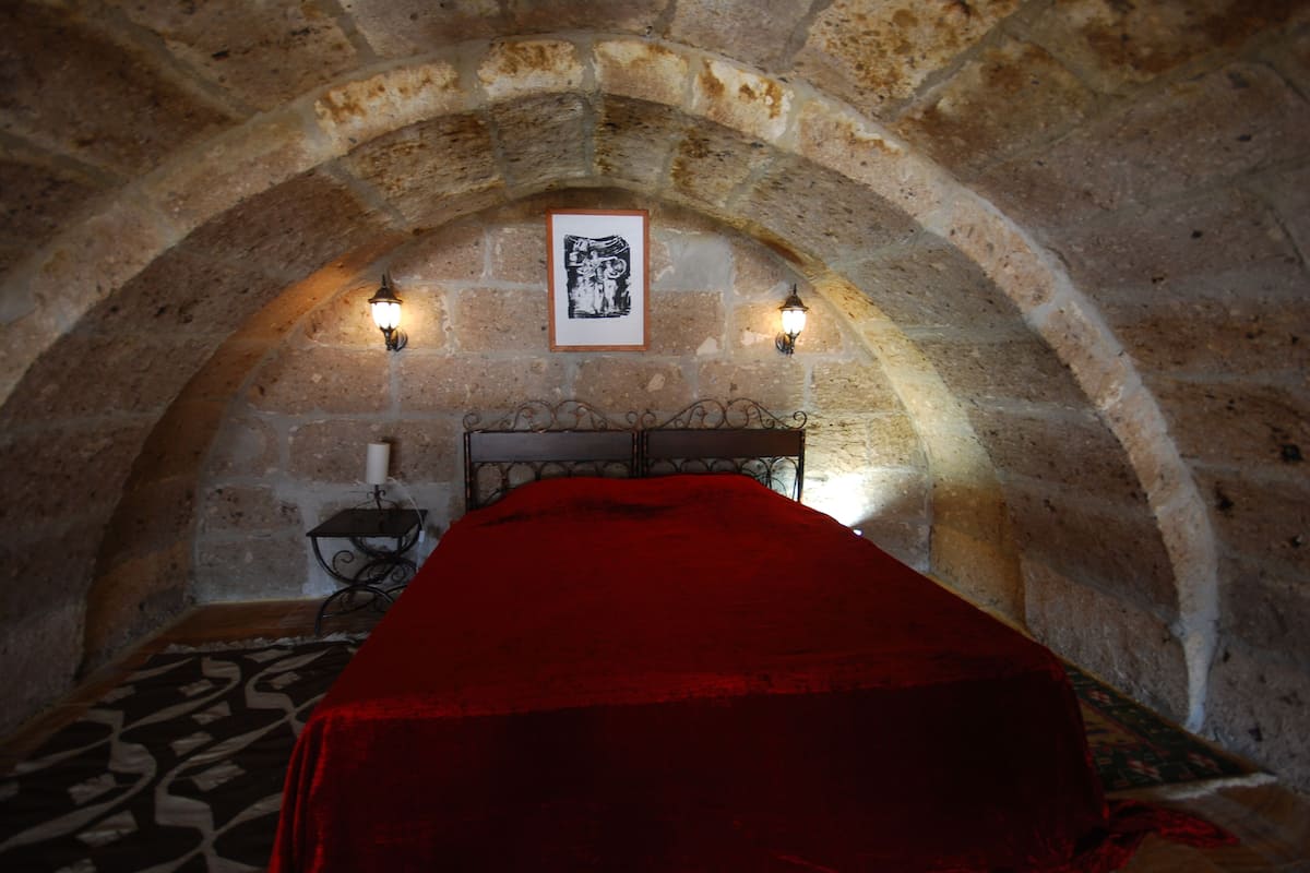 single room | in-room safe, desk, soundproofing, iron/ironing board