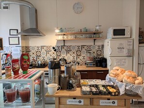 Desayuno continental diario (PLN 30 por persona)