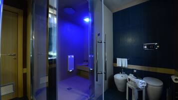 Junior suite | Badkamer | Gratis toiletartikelen, een haardroger, pantoffels, een bidet