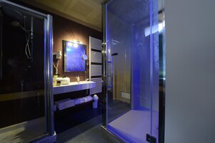 小型双人房（单人入住） | 浴室 | 免费洗浴用品、吹风机、拖鞋、坐浴桶