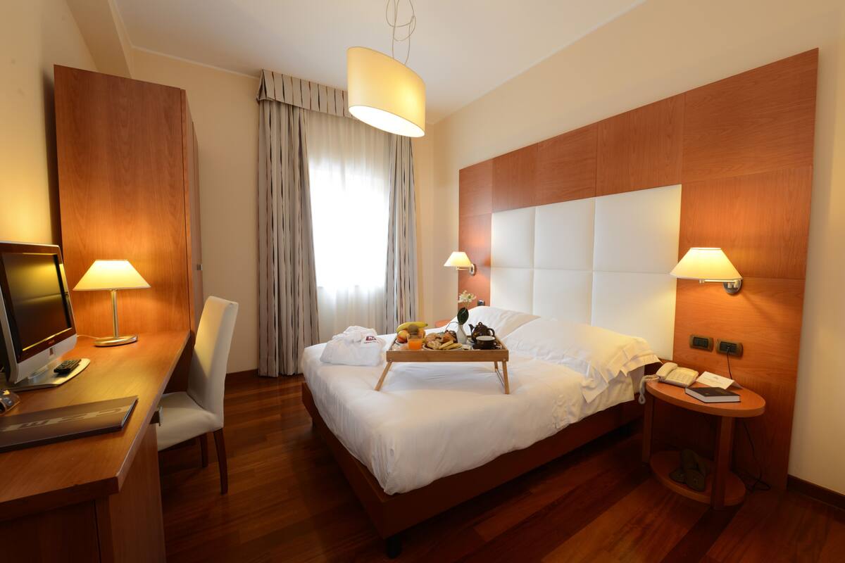 Premium bedding, down comforters, minibar, in-room safe