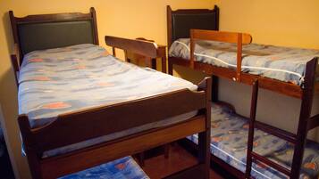 Tabla de planchar con plancha y ropa de cama