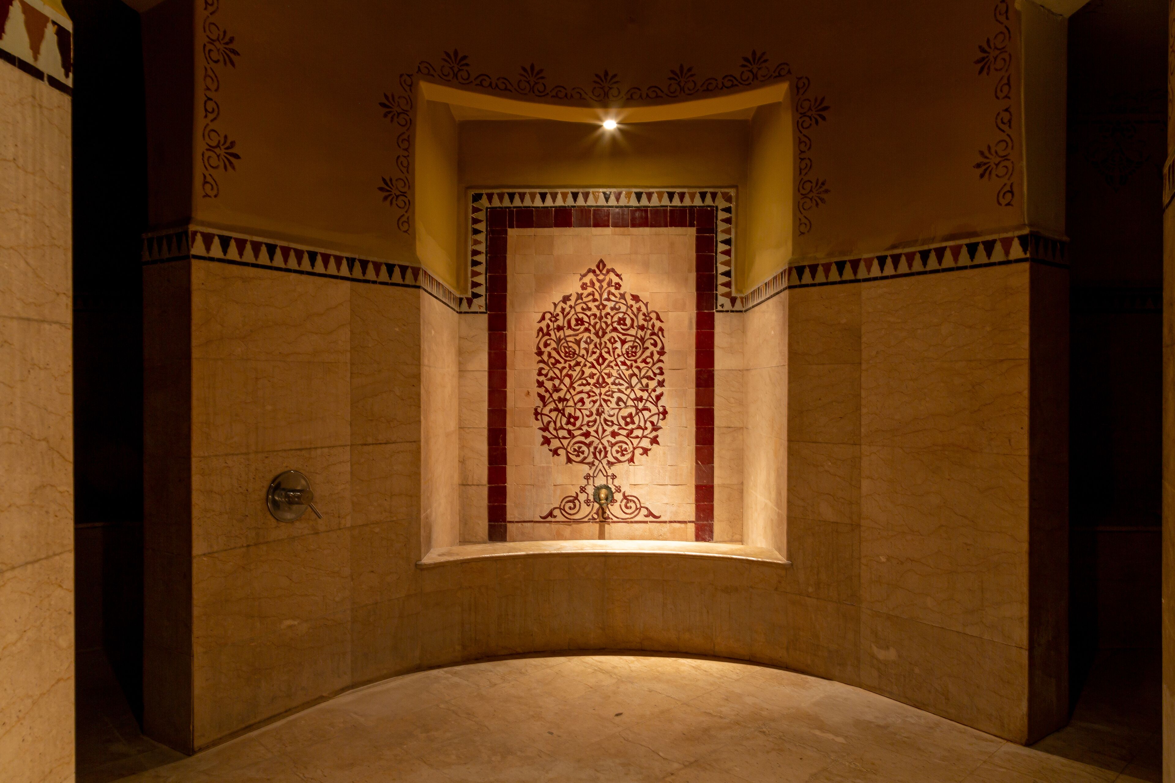 Um banheiro com design de azulejos decorativos, uma banheira e área de chuveiro.