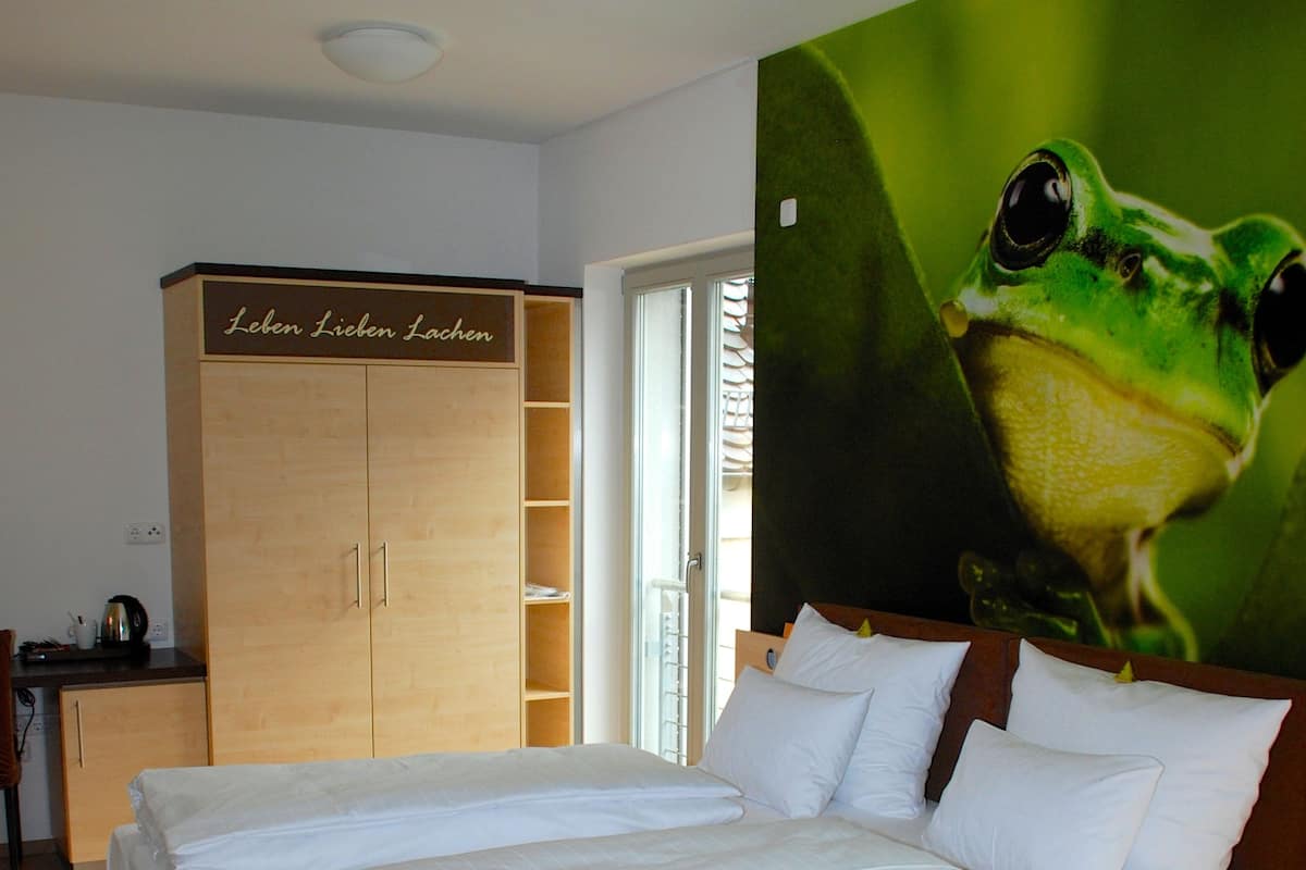 Phòng đôi tiện nghi đơn giản | Bộ đồ giường cao cấp, minibar, két bảo mật tại phòng, bàn