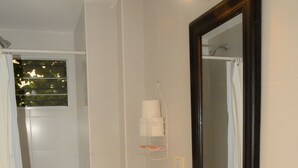 Shower, rainfall showerhead, free toiletries, bidet