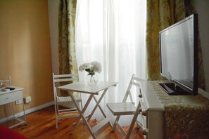 Superior Double Room | Room service – dining - Simple & Charming Hotel Bed & Breakfast (Buenos Aires)