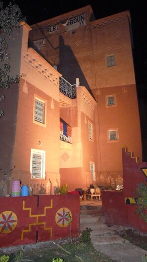 Façade de l’hébergement - soirée/nuit