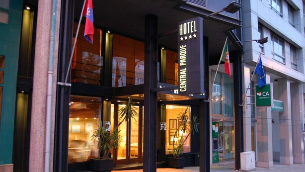 Entrada de un hotel con un cartel que dice 'HOTEL CENTRAL PARQUE'.