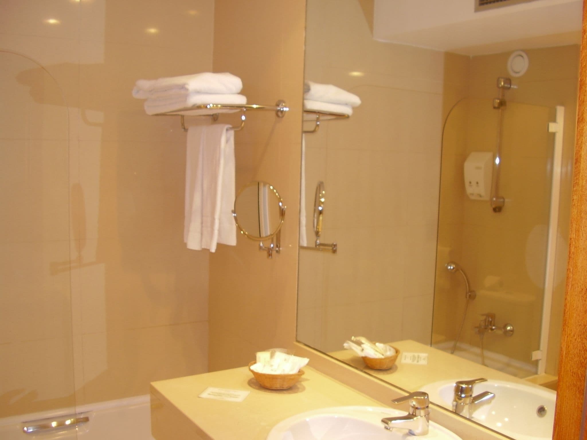 bathtub, free toiletries, hair dryer, bidet