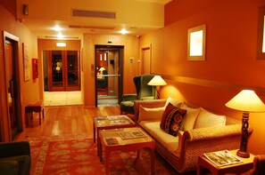 Coin salon dans le hall