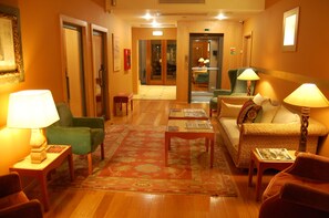 Lobby-lounge
