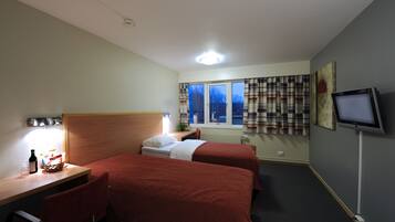 Minibar, escritorio, espacio para trabajar con laptop y cunas