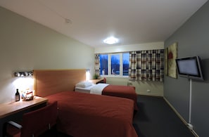 Minibar, una scrivania, postazione laptop