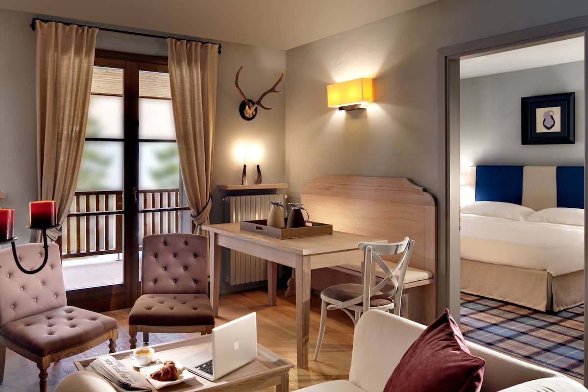 family room | 1 bedroom, minibar, in-room safe, soundproofing