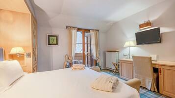 Habitación clásica | Minibar, caja de seguridad en la habitación, insonorización y cunas