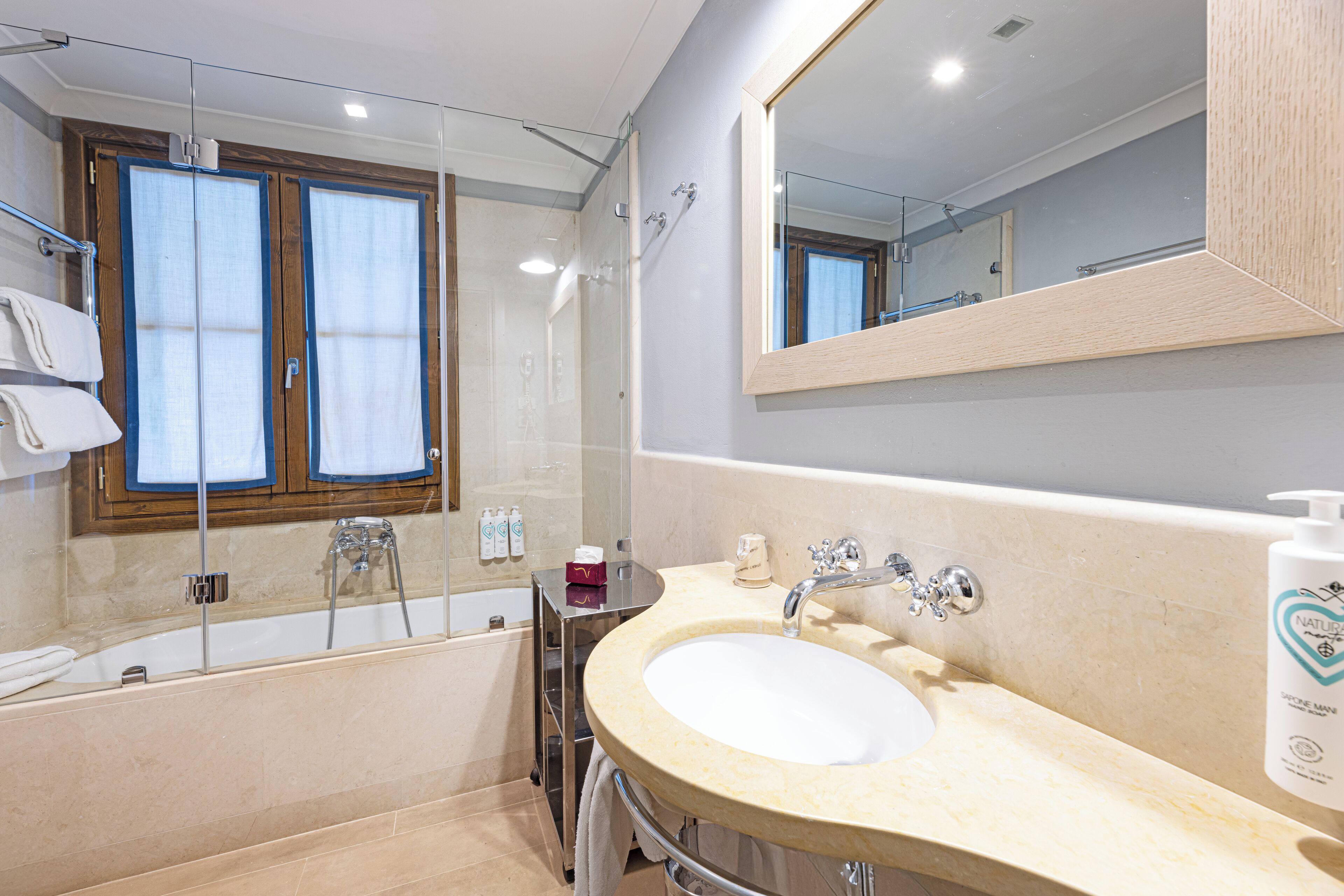 charme room | 1 bedroom, minibar, in-room safe, soundproofing