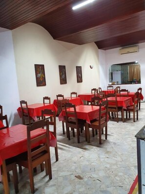Breakfast, lunch, dinner served; Brazilian cuisine  - Hotel Central Manaus (Manaus)
