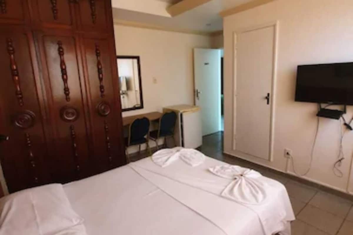 Minibar, desk, blackout drapes, WiFi (free)