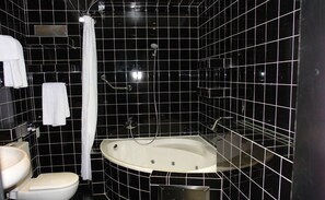 Phòng đơn, 1 giường cỡ king | Phòng tắm | Khăn tắm 