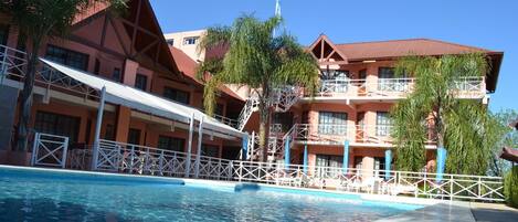 Una piscina al aire libre