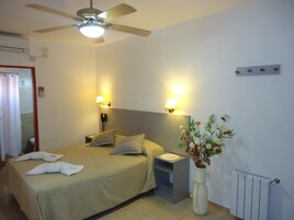 Minibar, tabla de planchar con plancha y camas plegables/adicionales 