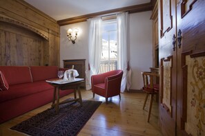 Suite | Área de sala de estar | Televisión de pantalla plana 