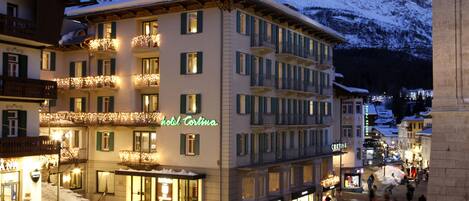 Facciata della struttura - sera/notte