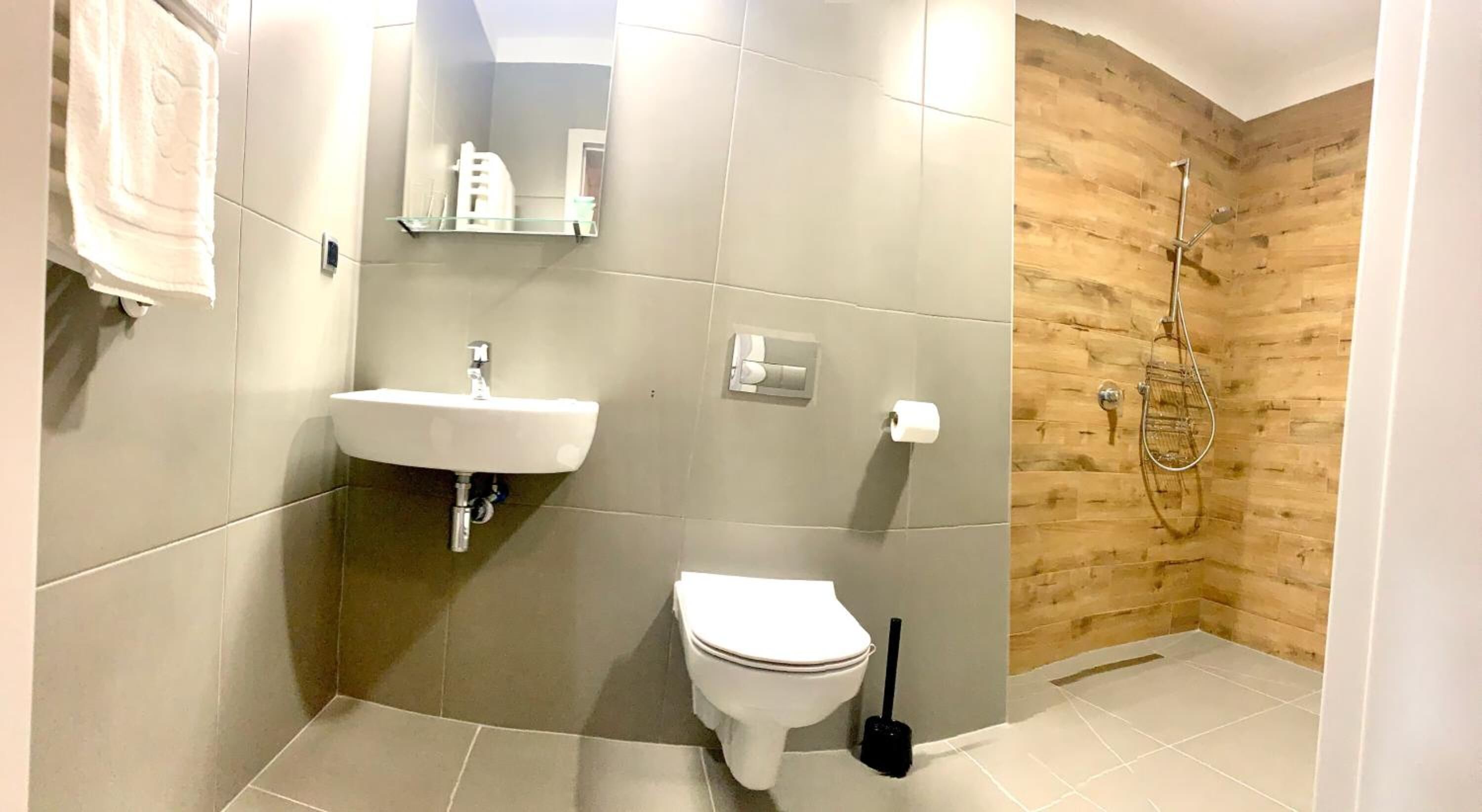 shower, free toiletries, towels