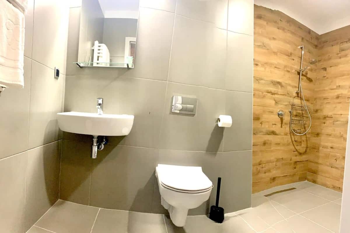 shower, free toiletries, towels