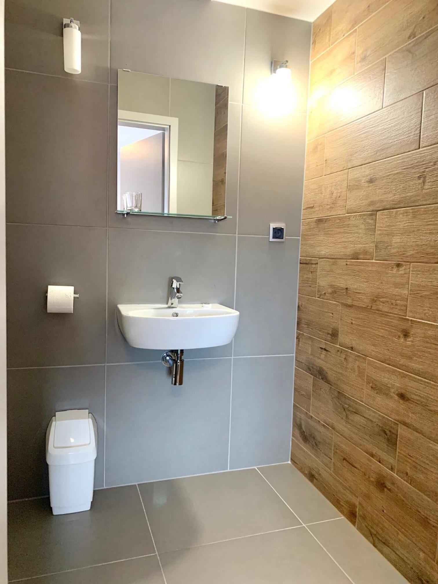 shower, free toiletries, towels