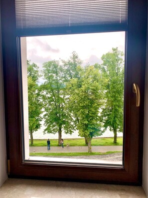 Schreibtisch, Verdunkelungsvorhänge, Bügeleisen/Bügelbrett